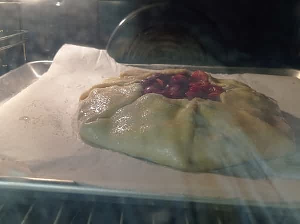 Pon el galette en el horno precalentado. el galette en el horno a 3 minutos