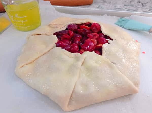Opcionalmente, pinta la masa con huevos o leche para hacerla dorar bien en el horno. el galette en su bandeja cubierto con huevo batido antes de hornear