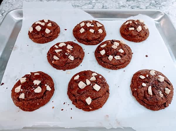 galletas de doble chocolate horneadas y enfriando en la bandeja