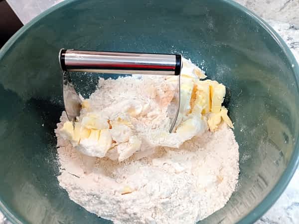 cortando la mantequilla con un mezclador de masa