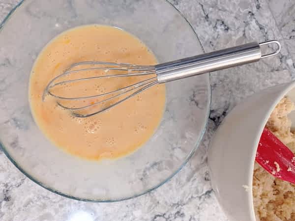 los ingredientes húmedos del bizcocho de mantquilla mezclados en un tazón mediano