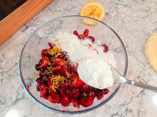Mezcla todos los ingredientes del relleno. los ingredientes para el relleno de cerezas en un tazón