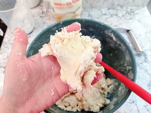 masa de pie en proceso, dando la prueba de mano
