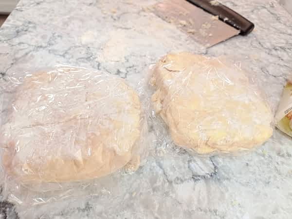 dos paquetes de masa de pie envueltos en film