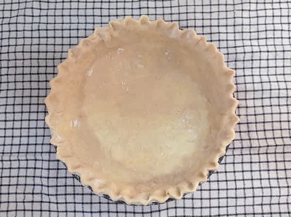 masa de pay vacía en un molde