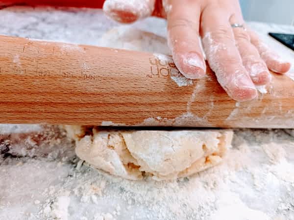 un rodillo para aplanar la masa de pie