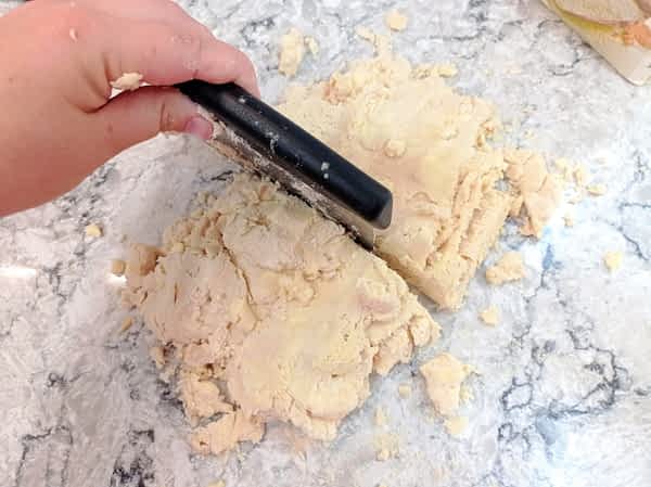 cortando la masa de pie en medio