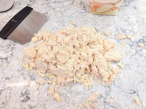 la masa de pie cruda en la encimera