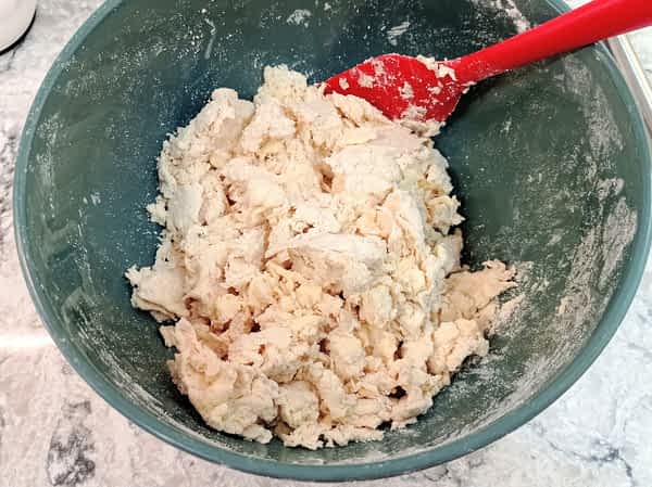 mezclando agua en la masa de pie