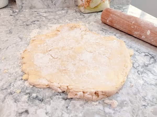 aplanando la masa de pie en la encimera