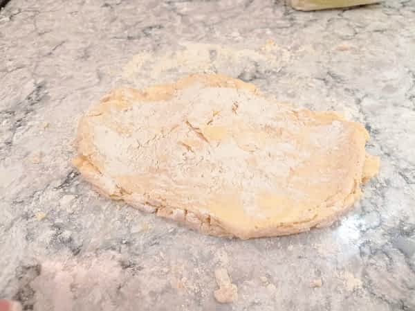 la masa de pie en la encimera