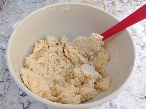 los ingredientes secos con la mantequilla mezclada