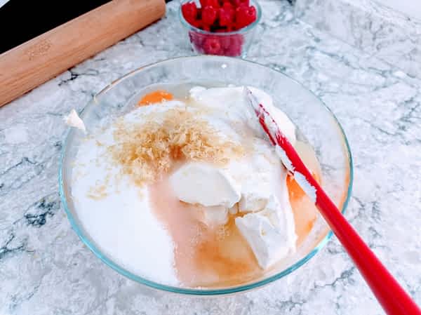 los ingredientes del relleno en un tazón para mezclar