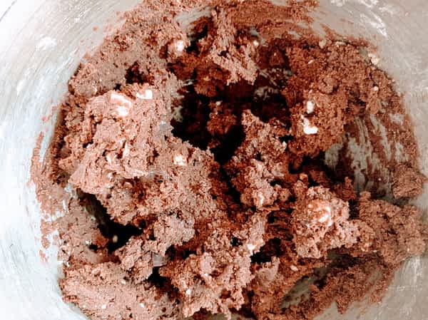 la masa final de galletas de doble chocolate