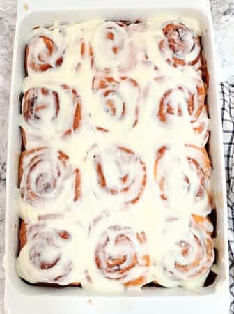 los cinnamon rolls untado con el glaseado Philadelphia