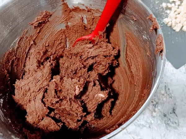 masa con la harina mezclada para hacer galletas de doble chocoalte