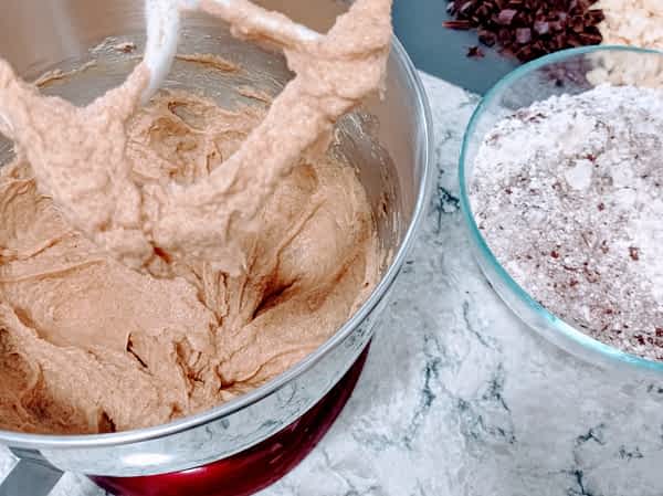 la mezcla con huevos añadido para hacer galletas de doble chocolate