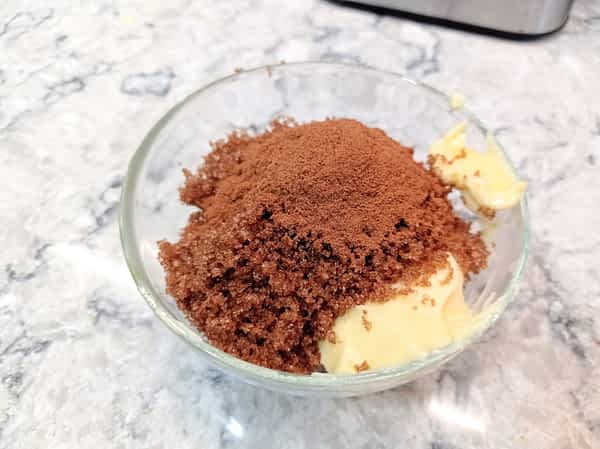 los ingredientes para el relleno en un tazoncito