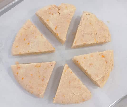 scones de naranja cortados y listos para el horno