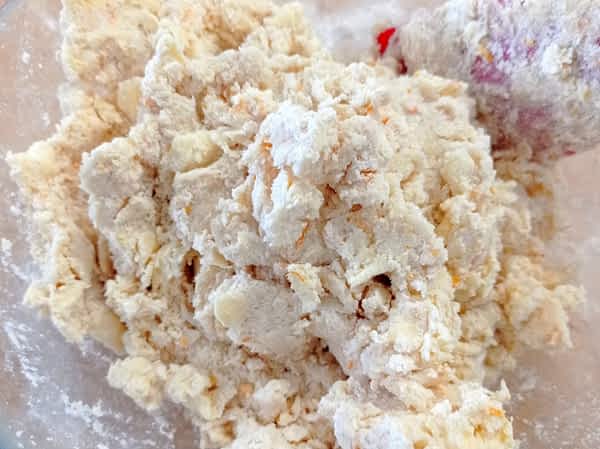 masa cruda de scones de naranja