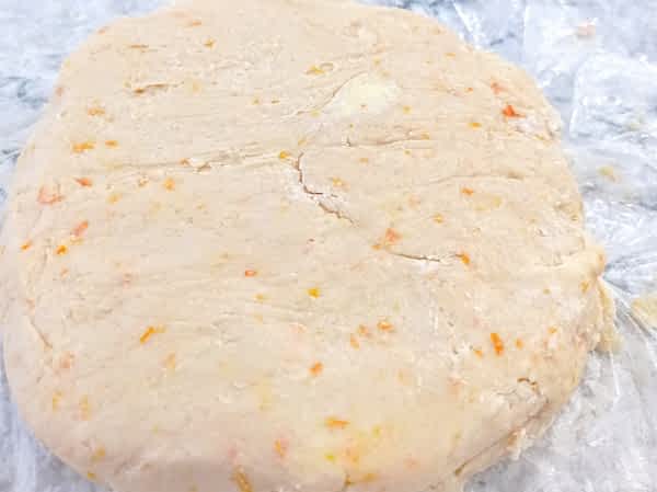 la masa de scones de naranja en forma redondo