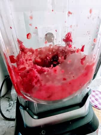 el sorbete de cerezas licuando en la licuadora
