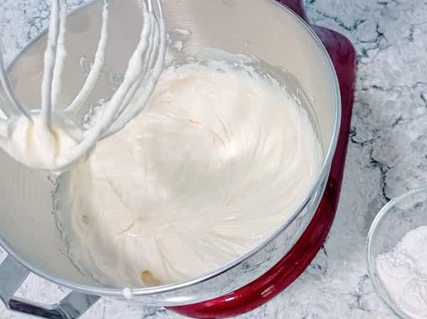 Mezclar los ingredientes del relleno salvo la nata montada. el relleno de Philadelphia para el cheesecake sin horno