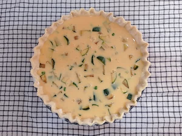quiche crudo en la encimera, listo para hornear