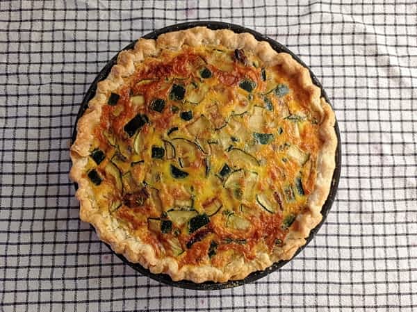 el quiche de calabacín y champiñones horneado y entero