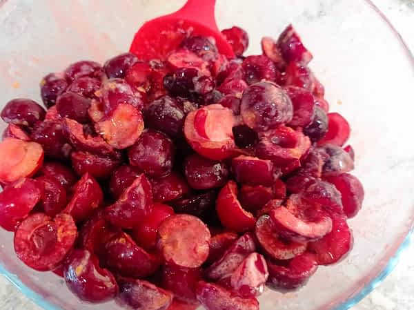 Así está el relleno antes de ponerlo en la masa. los ingredientes mezclados para el relleno de cerezas