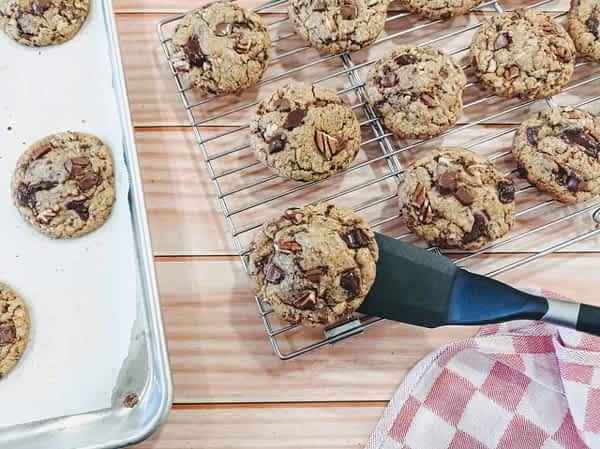 moviendo las galletas horneadas de su bandeja a la rejilla