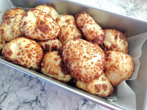 pan de canela crudo en su molde listo para hornear