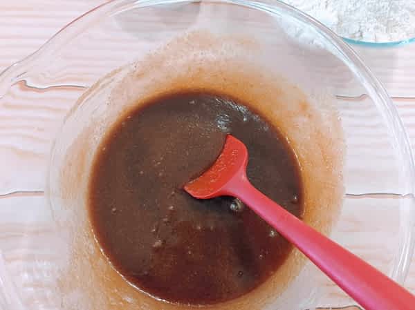 los ingredientes húmedos todos mezclados en un tazón