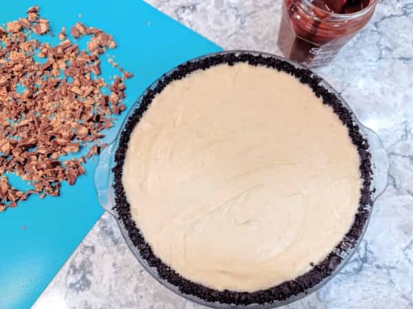 el cheesecake enfriado esperando su cubierto de salsa de chocolate