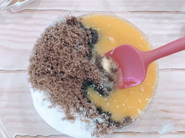 un tazón con mantequilla derretida y azúcares