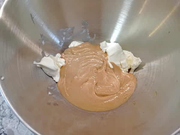 un tazón con mantequilla de maní y queso crema