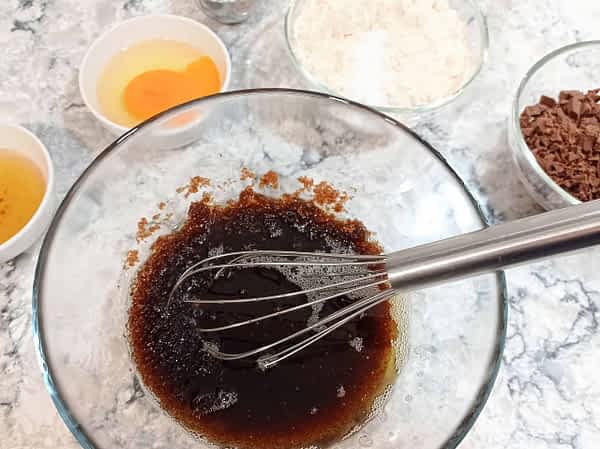 preparando la masa de las galletas, la mantequilla y el azúcar moreno en un tazón