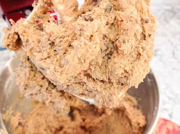 la mezcla terminada en un tazón para las galletas de chocolate