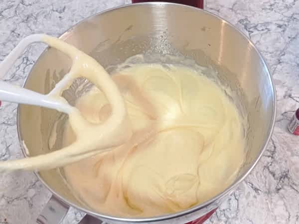 Incorporar el aceite y extracto de vainilla. la masa después de la adición del aceite y extracto de vainilla