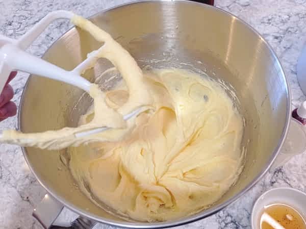 Incorporar los huevos. la masa después de la adición de los huevos