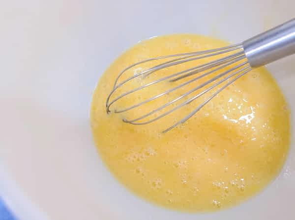 En otro tazón, mezclar los ingredientes húmedos. un tazón con los ingredientes húmedos mezclados