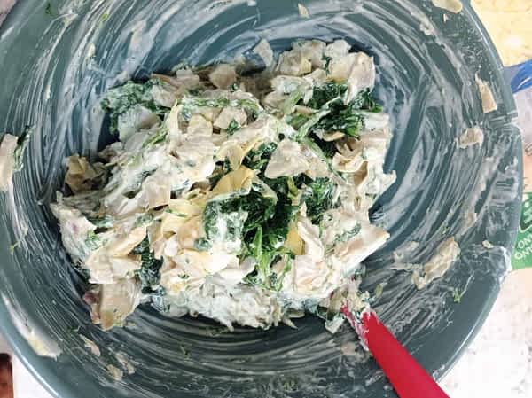 el tazón grande con los ingredientes del dip de espinacas y alcachofas