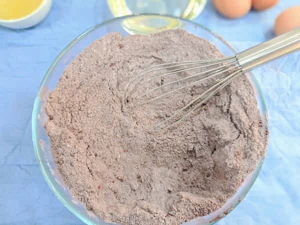 Mezclar todos los ingredientes secos en un tazón grande. un tazón con los ingredientes secos mezclados