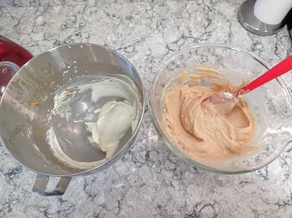 un tazón con la mezcla de maní y otro tazón con la mitad de la nata montada