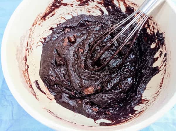 Combinar los ingredientes secos y húmedos. la masa final de los brownies jugosos de chocolate