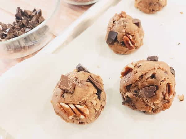 vista de cerca de las bolas de masa de las galletas americanas
