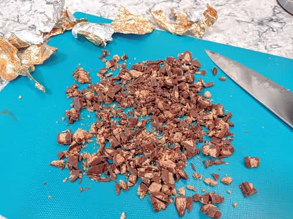 chocolates rellenos de maní picados