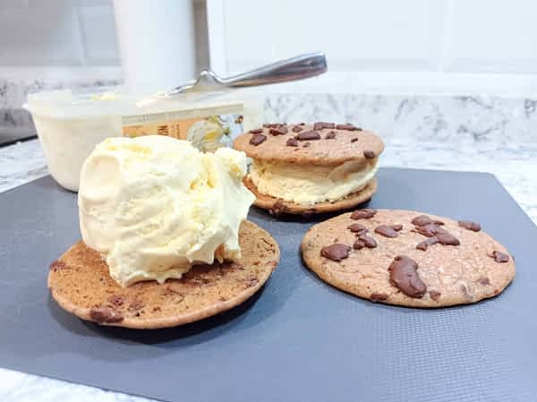 colocando helado entre galletas de chocolate