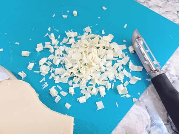 Hacer virutas de chocolate blanco con un pelador de vegetales para una decoración fácil!