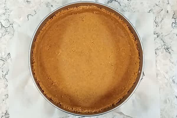 la base de galletas en un molde desmontable